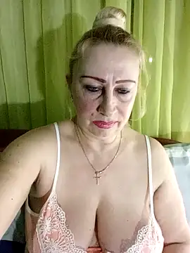 Snapshot of Esenia505 chatting on April 4, 2026, 3:05 am Esenia505 online show from April 4, 2026, 3:05 am