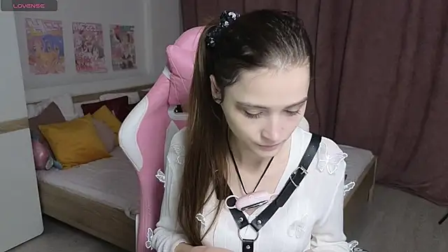 Hana Flo  online show from November 11, 2025, 1:44 pm