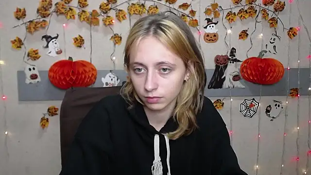 TracyLll online show from November 3, 2025, 12:06 pm