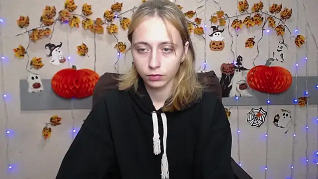 TracyLll online show from November 4, 2025, 1:32 pm