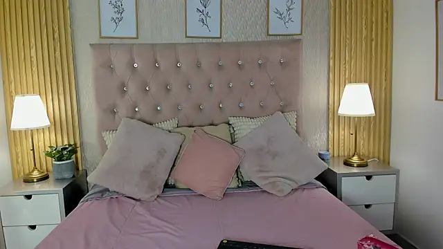Snapshot of KamyGlam chatting on August 3, 2026, 8:12 pm KamyGlam online show from August 3, 2026, 8:12 pm