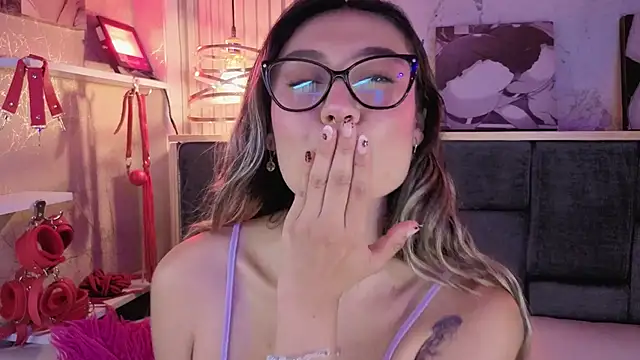 Im-Lola online show from April 30, 2026, 8:57 pm