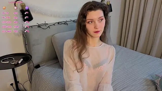 LauraYoungg online show from December 19, 2025, 9:33 pm