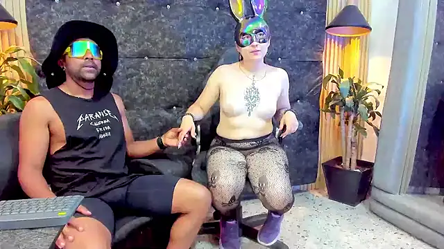 the couple hot22 online show from November 1, 2025, 4:03 am