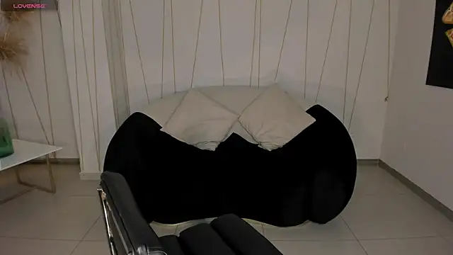 Snapshot of LaurentRosse1 chatting on May 4, 2026, 8:05 pm LaurentRosse1 online show from May 4, 2026, 8:05 pm