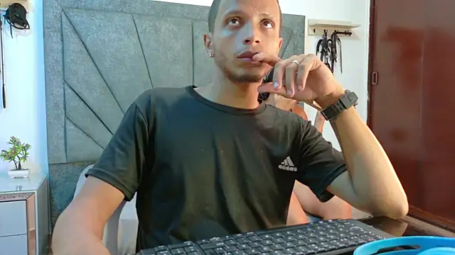 Snapshot of DamianandEva chatting on June 16, 2026, 1:25 pm DamianandEva online show from June 16, 2026, 1:25 pm