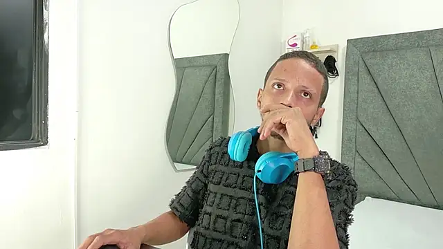 Snapshot of DamianandEva chatting on June 18, 2026, 12:53 pm DamianandEva online show from June 18, 2026, 12:53 pm