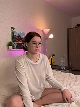 HotMilkis online show from November 2, 2025, 8:17 am