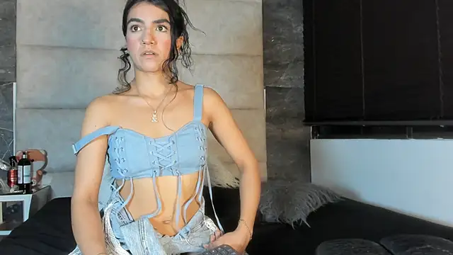 Liia Leens online show from February 1, 2026, 4:22 am