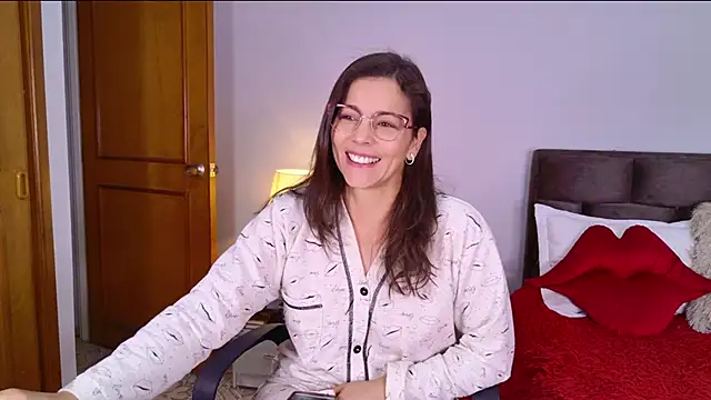 Angie bell online show from November 4, 2025, 2:05 pm