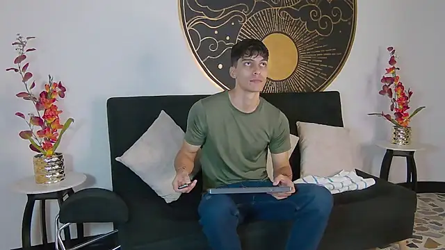 AlessioVitale online show from November 12, 2025, 12:27 pm