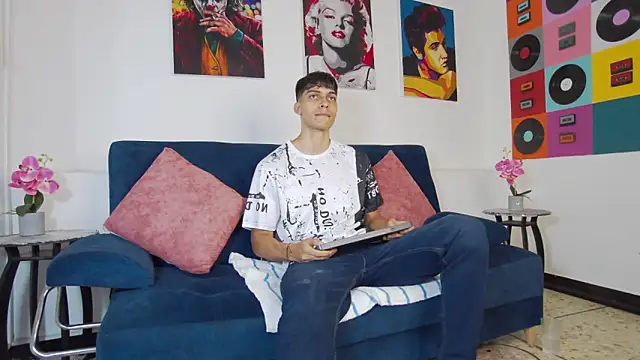 AlessioVitale online show from November 18, 2025, 12:20 pm