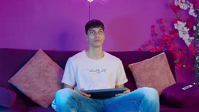 AlessioVitale online show from November 27, 2025, 12:18 pm