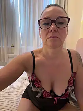HotLdyllic online show from May 9, 2026, 7:57 am