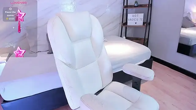 leo and mia online show from November 25, 2025, 12:38 pm