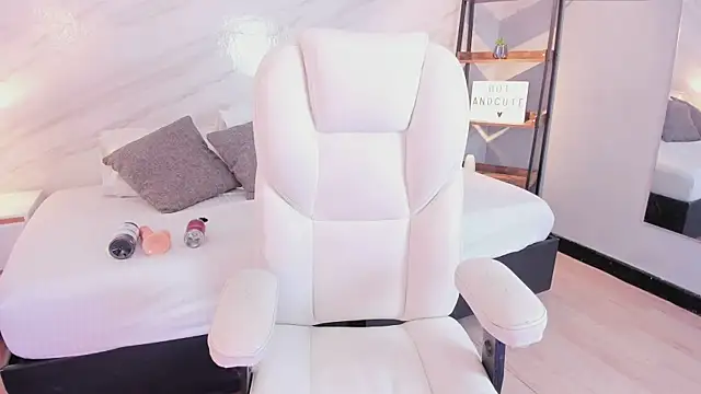 leo and mia online show from December 16, 2025, 12:32 pm