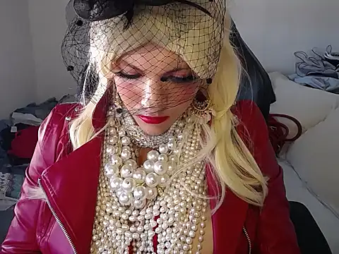 VanesaCrossic online show from October 15, 2025, 8:03 am