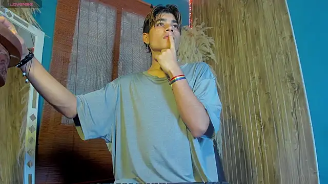 Leo Glow online show from December 3, 2025, 1:09 pm