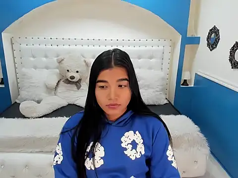 Sheyla Bell online show from October 31, 2025, 1:45 pm