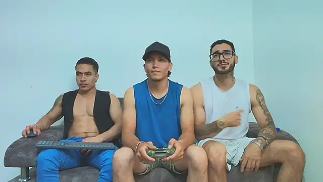 thebadboys05 online show from November 13, 2025, 1:04 am