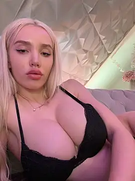 Snapshot of Lana-Grey chatting on April 8, 2026, 9:37 pm Lana-Grey online show from April 8, 2026, 9:37 pm