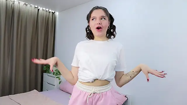 Xo Laura online show from November 4, 2025, 8:35 am