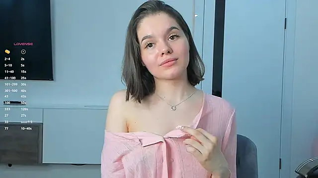 Snapshot of Xo_Laura chatting on April 3, 2026, 5:00 pm Xo Laura online show from April 3, 2026, 5:00 pm