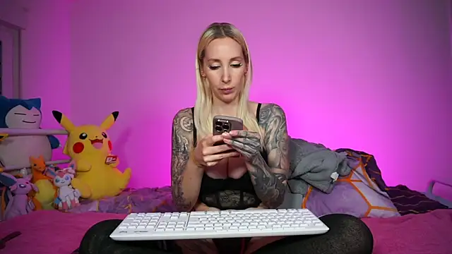 Snapshot of StellaCinderella chatting on November 18, 2025, 2:32 pm StellaCinderella online show from November 18, 2025, 2:32 pm