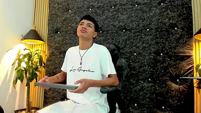 Snapshot of Yilmer_hot chatting on November 3, 2025, 11:55 am Yilmer hot online show from November 3, 2025, 11:55 am