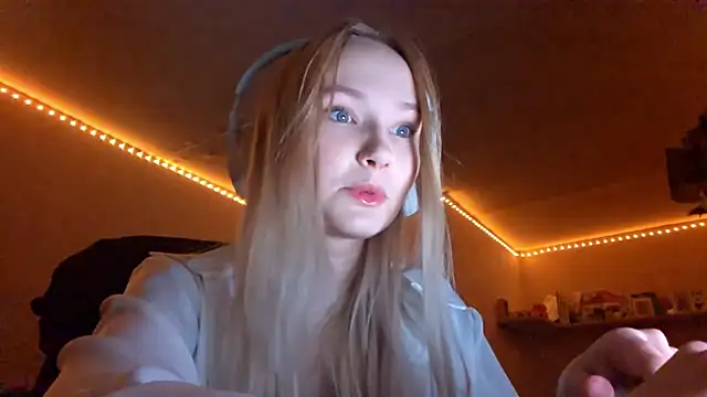 Snapshot of KarinRobertson chatting on November 10, 2025, 5:34 pm KarinRobertson online show from November 10, 2025, 5:34 pm