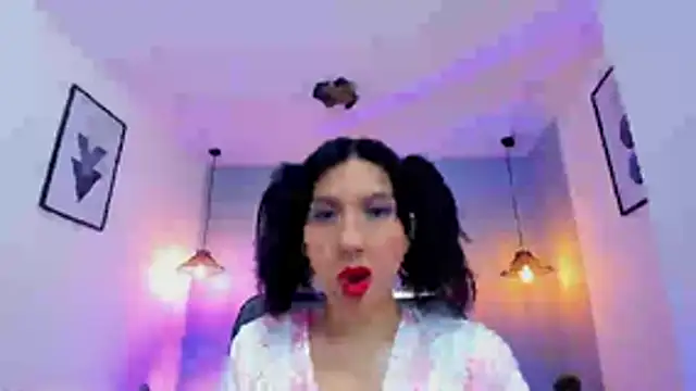 Snapshot of zoe-moreau chatting on April 7, 2026, 7:25 pm zoe-moreau online show from April 7, 2026, 7:25 pm