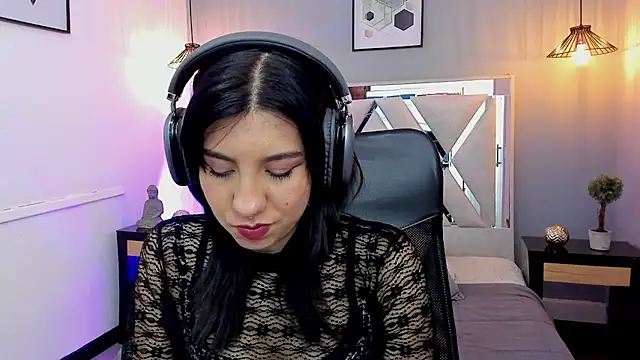 Snapshot of zoe-moreau chatting on April 13, 2026, 7:19 pm zoe-moreau online show from April 13, 2026, 7:19 pm