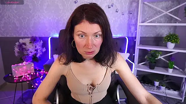 AmiraGoldd online show from November 5, 2025, 8:14 am