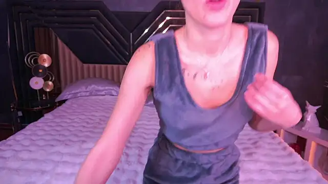 ZafiraMoonn online show from December 22, 2025, 6:43 am