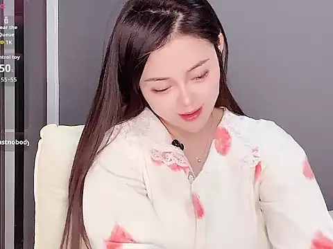 Yesenia- online show from November 19, 2025, 1:44 pm