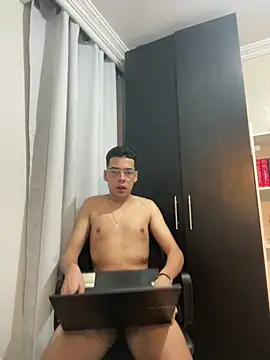 Snapshot of secret_boy2418 chatting on November 5, 2025, 3:23 pm secret boy2418 online show from November 5, 2025, 3:23 pm