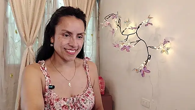 Snapshot of Bella_Exhibition chatting on May 9, 2026, 7:19 pm Bella Exhibition online show from May 9, 2026, 7:19 pm