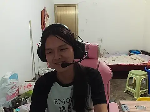 Snapshot of RebelAura chatting on November 10, 2025, 11:42 am RebelAura online show from November 10, 2025, 11:42 am