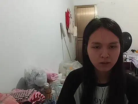 Snapshot of RebelAura chatting on June 9, 2026, 1:45 pm RebelAura online show from June 9, 2026, 1:45 pm