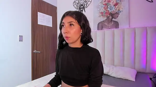 Isabella Crofts online show from November 6, 2025, 3:07 am