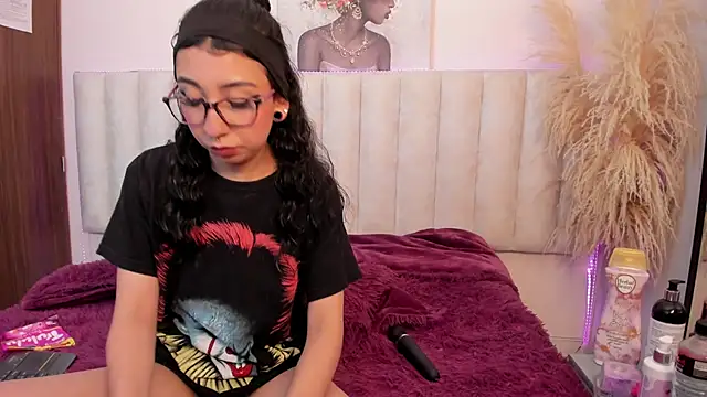 Isabella Crofts online show from May 6, 2026, 3:02 am