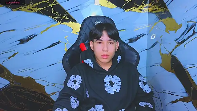 Snapshot of Suarezz10_ chatting on November 6, 2025, 11:44 am Suarezz10 online show from November 6, 2025, 11:44 am