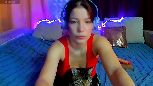 Eva purrr  online show from April 14, 2026, 6:41 am