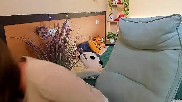 Snapshot of Nesie-Stoun chatting on November 17, 2025, 9:48 am Nesie-Stoun online show from November 17, 2025, 9:48 am