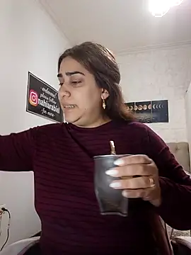 nahiarabiel33 online show from May 4, 2026, 7:32 pm
