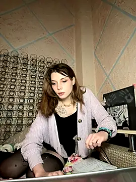 MiaDinA online show from November 11, 2025, 1:00 pm