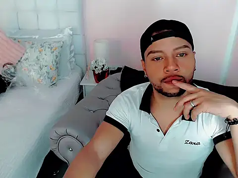 sebastian cruz  online show from November 13, 2025, 7:13 pm