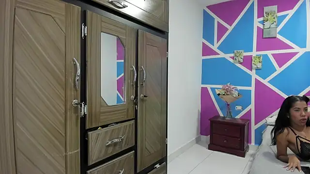 perla brunette1 online show from December 22, 2025, 5:04 am