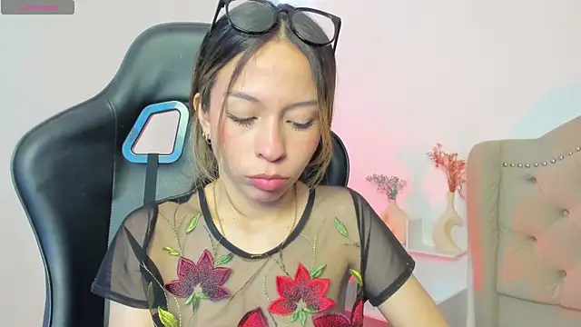 LuluuBerry online show from November 12, 2025, 1:44 pm