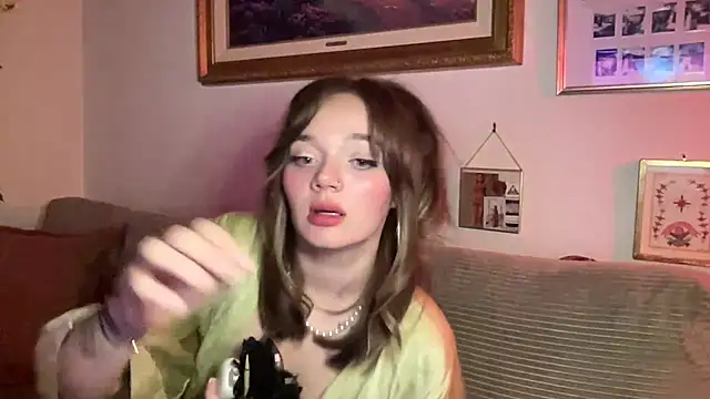 Snapshot of angelgirl98 chatting on March 6, 2026, 6:10 am angelgirl98 online show from March 6, 2026, 6:10 am